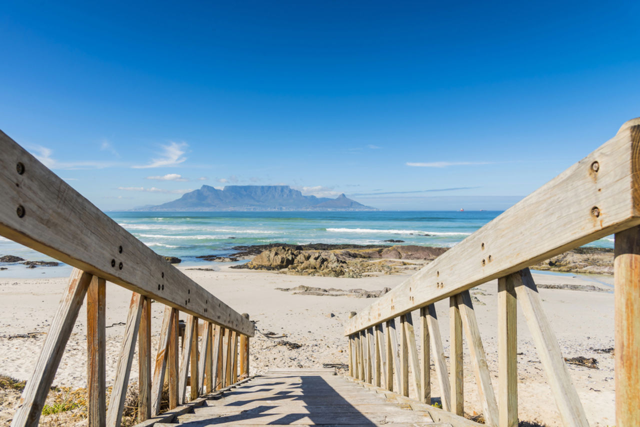 plage à Bloubergstrand avec vue sur l'océan Atlantique et la montagne de la Table